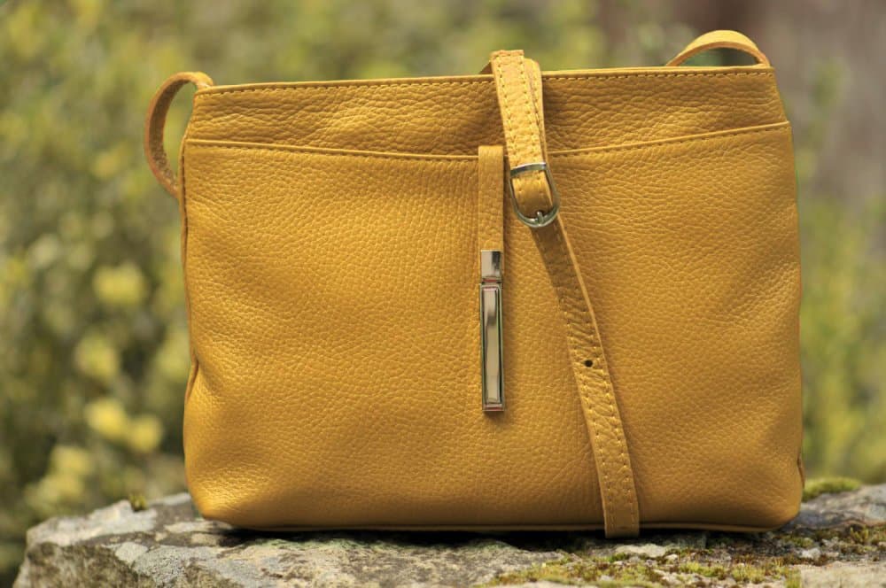 Dámská kožená crossbody kabelka 5085 tmavě žlutá - náhled 2