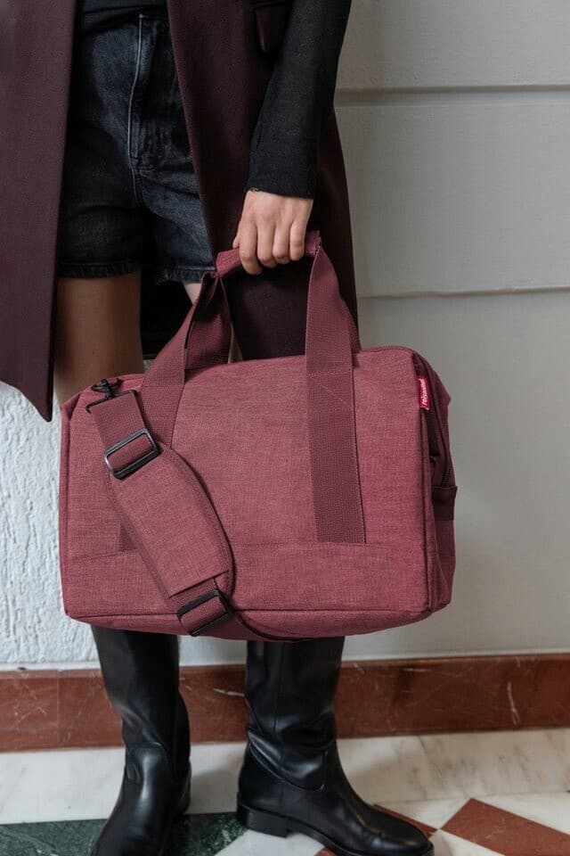 Elegantní dámská cestovní taška Reisenthel  Allrounder M twist maroon MS3104 bordová - náhled 5